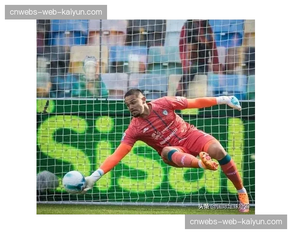 瞬间特写：斯图加特门将冲出禁区完成关键解围，化解对方单刀球