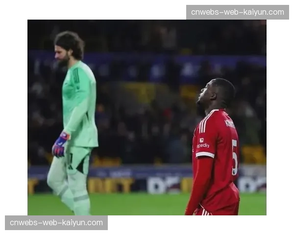 争议：狼队进球因轻微冲撞门将被判无效，主帅加里-奥尼尔场边激烈抗议