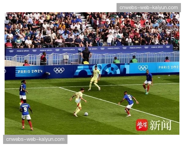 特写：伊蒂哈德球场客队看台，巴黎球迷高歌直至终场哨响